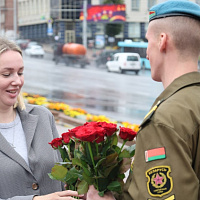 Десантники дарят девушкам цветы... и хорошее настроение