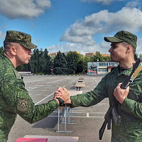 В 120 омбр состоялся ритуал вручения оружия военнообязанным, призванным из запаса