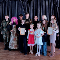 Военнослужащие 7-го инженерного полка торжественно поздравили своих коллег-женщин с Днем матери 