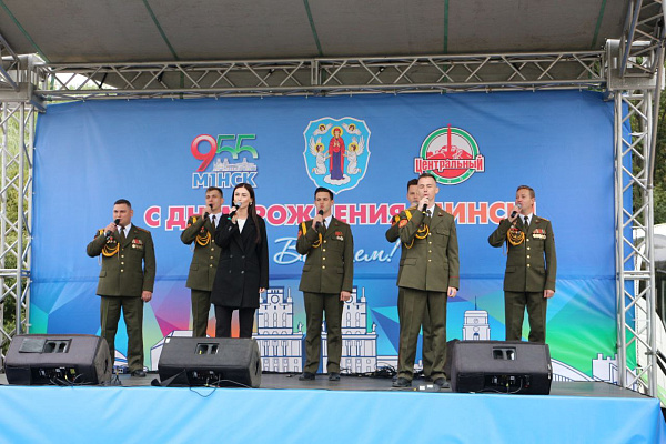 Праздничное настроение создаёт Академический ансамбль