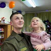 Военнослужащие 60 опс поздравили с Новым годом воспитанников Борисовского специализированного дома ребенка