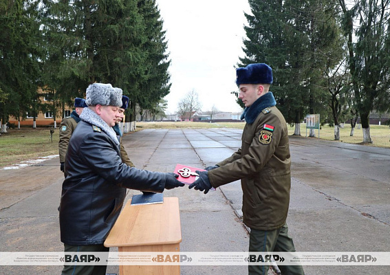 Церемония вручения личному составу 8 ртбр трассового радиолокационного комплекса «Сопка-2»