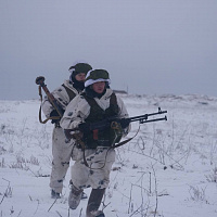 Гвардейцы готовят участок местности к обороне