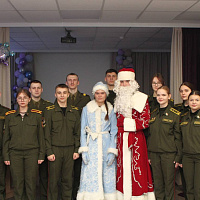 Представители военно-медицинского института в БГМУ поздравили детей с наступающими праздниками 