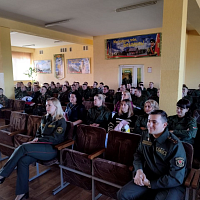 Военнослужащие 7-го инженерного полка торжественно поздравили своих коллег-женщин с Днем матери 