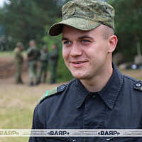 Танкисты механизированных бригад держат экзамен по преодолению водной преграды