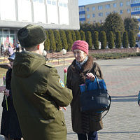 Военнослужащие поздравили белорусок с Днём женщин