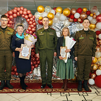 Фотофакт: военнослужащие во всех гарнизонах Беларуси поздравляют женщин с предстоящим праздником