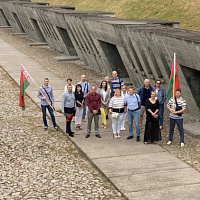 Цветы к памятнику «Непокоренный человек»