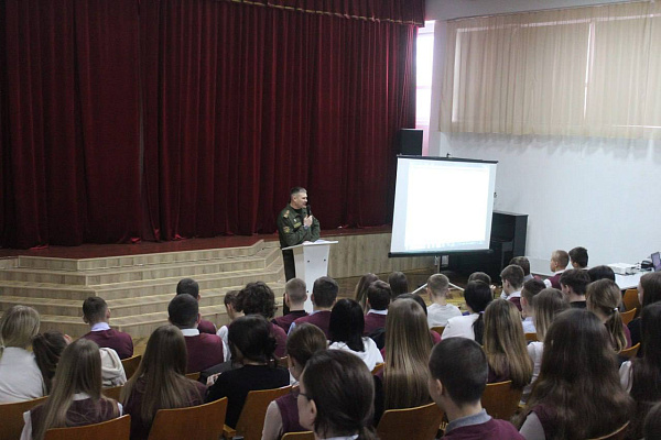 Урок мужества «Есть такая профессия – Родину защищать» прошёл в Слуцке