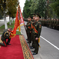 Генерал-майор Вадим Суров простился с Боевым Знаменем 72 ОУЦ