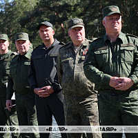 Белорусские военные лётчики отрабатывают вопросы посадки на аэродромный участок дороги