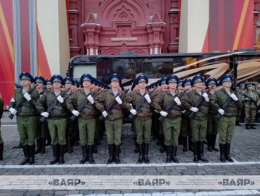 Продолжаются тренировки расчета, который примет участие в военном параде в Москве