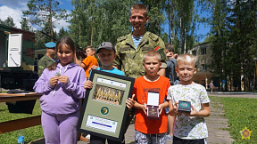 Витебские десантники посетили детский оздоровительный лагерь «Липки»