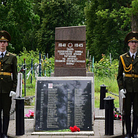 Церемония возложения венков и цветов к братским могилам в Гомеле