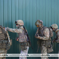 Военнослужащие Беларуси и Китая отработали тактический эпизод по зачистке внутренних помещений здания