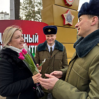 Белорусские военнослужащие поздравляют с наступающим Днём женщин