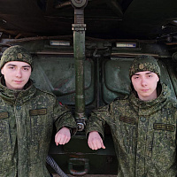 Два молодца — одинаковы с лица