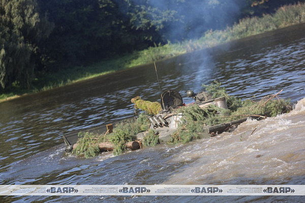 Военнослужащие 6 омбр преодолели водную преграду