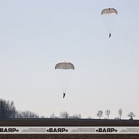 Военнослужащие 5-й отдельной бригады специального назначения совершили прыжки с парашютом