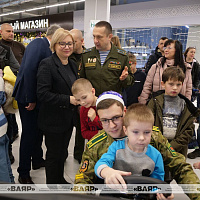 Белорусские военные принимают участие в празднике в столичном торговом центре «Першы нацыянальны гандлёвы дом»