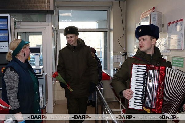 Военнослужащие срочной службы из 557 ибр поздравили своих мам с наступающим праздником 