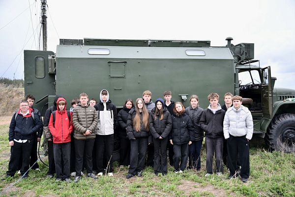 Школьники посетили военнослужащих, находящихся на полевом выходе