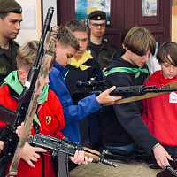 Гвардейцы 120 омбр провели экскурсию для юношей и девушек воспитательно-оздоровительного лагеря «Патриот»