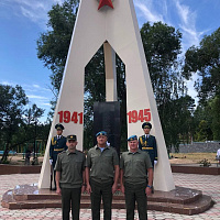 Белорусская делегация возложила цветы к памятнику советским воинам в Кыргызской Республике