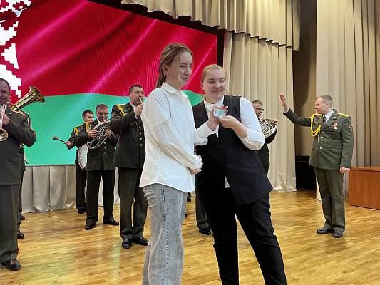 Торжественное вручение удостоверений молодежного отряда охраны правопорядка