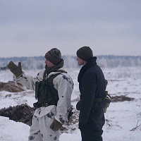 Гвардейцы готовят участок местности к обороне