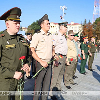 Торжественная церемония возложения цветов к монументу Победы
