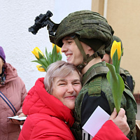 Накануне Дня женщин военнослужащие создают атмосферу праздника