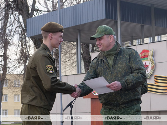 В 120 омбр проводили в запас более 500 военнослужащих, выслуживших установленные сроки срочной военной службы