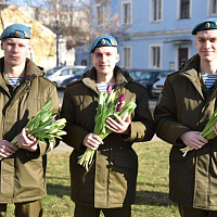 Брестские десантники поздравили горожанок с Днем женщин