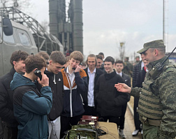 Военнослужащие продолжают проводить профориентационную работу