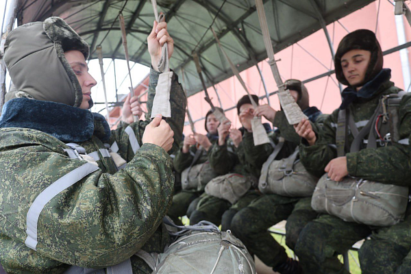 Новое пополнение 103 овдбр отрабатывает элементы воздушно-десантной подготовки