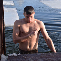 Традиционно белорусские военнослужащие приняли участие в крещенских купаниях в проруби