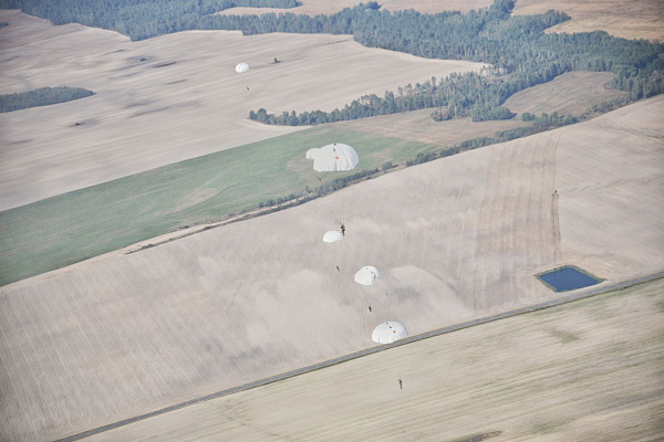 Военнослужащие 38 одшбр совершили прыжки с парашютом