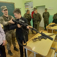 Об армии школьникам рассказали гвардейцы