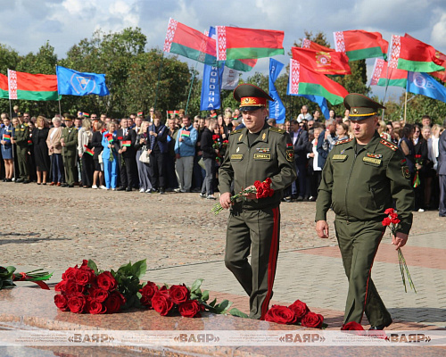  В Гродно прошёл торжественный митинг, посвящённый Дню народного единства