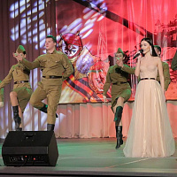 С песней и служить веселее