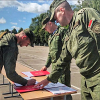 В 120 омбр состоялся ритуал вручения оружия военнообязанным, призванным из запаса
