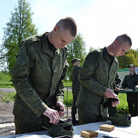 Новобранцы учатся стрелять