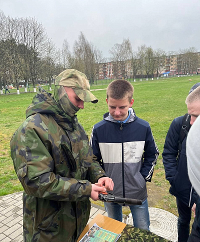 Витебские десантники организовали выставку оружия и показательное выступление