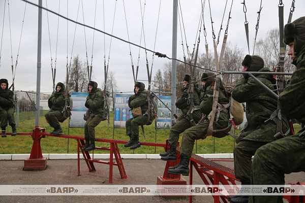 Гвардейцы готовятся к первому прыжку