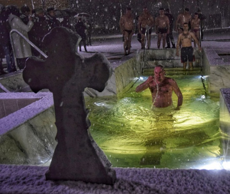 Гвардейцы окунулись в купель на Крещение