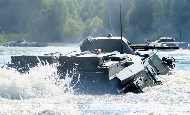 Форсирование водной преграды в рамках совместной антитеррористической тренировки Беларуси и Китая «Атакующий сокол»