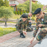 Воспитанники военно-патриотического клуба навели порядок на территории памятника
