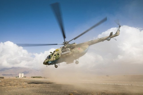 Экипажи российских Ми-8 отработали высадку десанта в горах Тянь-Шаня